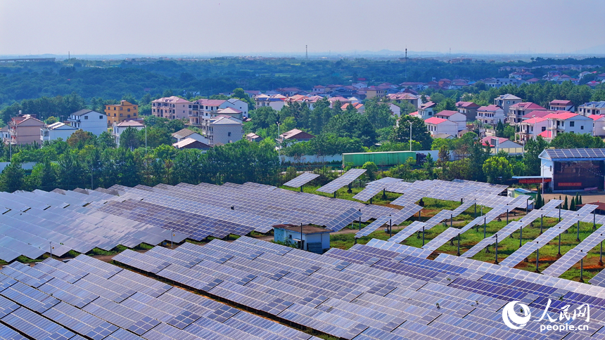 南昌市紅谷灘區厚田鎮的一處光伏發電站，連片安裝的光伏發電板整齊排列，源源不斷地向電網輸送電能。人民網 朱海鵬攝