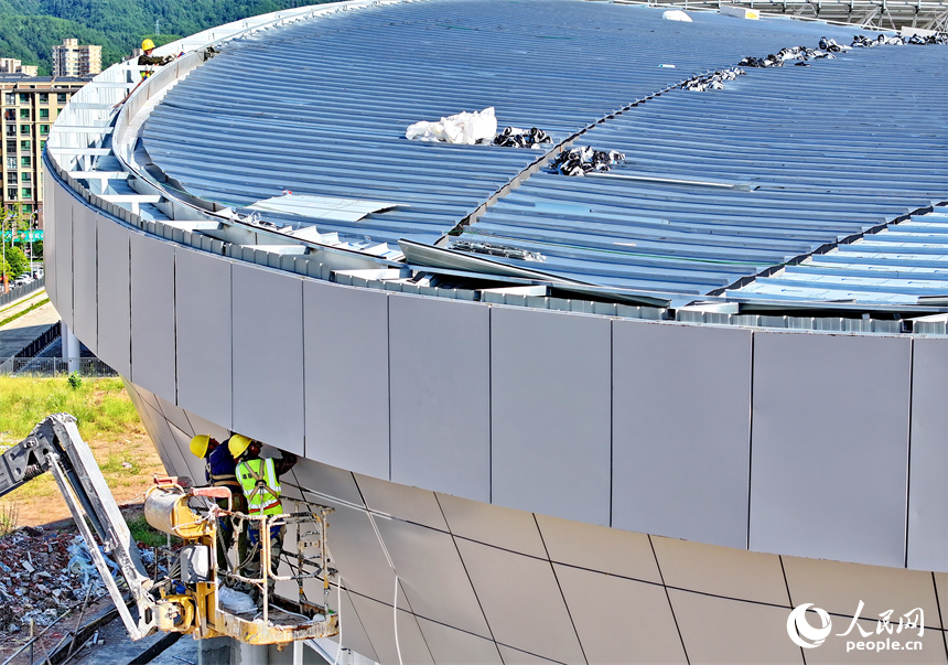 贛州市石城縣西城體育中心項目建設現場，工人冒著高溫在安裝體育場館外立面鋁板。人民網 朱海鵬攝
