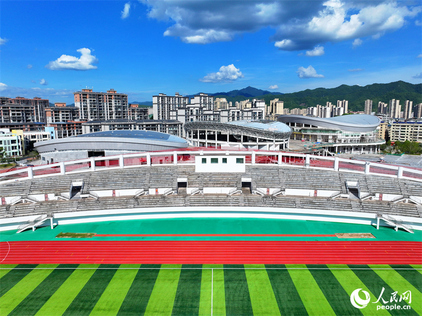 贛州市石城縣西城體育中心項目建設現場，工人冒著高溫在安裝體育場館外立面鋁板。人民網 朱海鵬攝