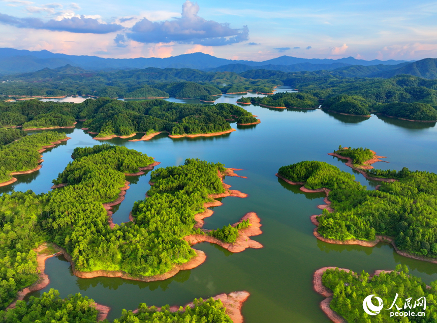 瑞金市日東鄉日東水庫，星羅棋布的小島與碧水、藍天相映成景，構成一幅秀美的生態畫卷。人民網 朱海鵬攝