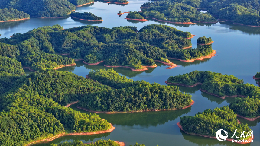 瑞金市日東鄉日東水庫，星羅棋布的小島與碧水、藍天相映成景，構成一幅秀美的生態畫卷。人民網 朱海鵬攝