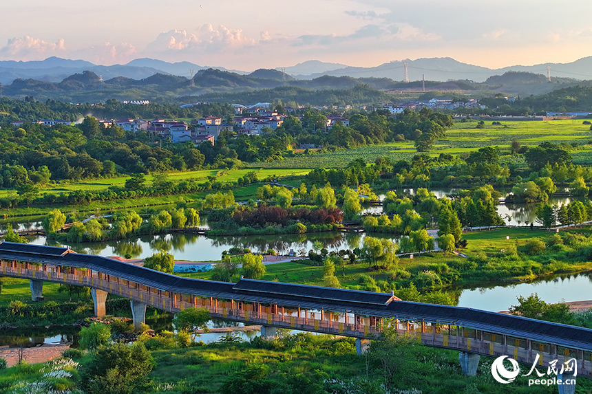 撫州市廣昌縣旴江鎮小港村，旴江河與田園、村莊、橋梁相映成景，宛如一幅秋日山水畫卷。人民網 朱海鵬攝