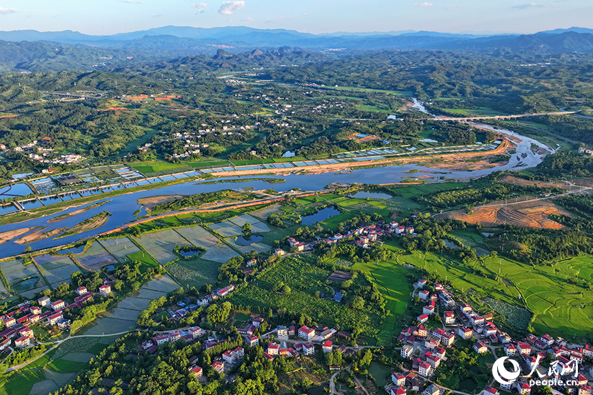 撫州市廣昌縣旴江鎮小港村，旴江河與田園、村莊、橋梁相映成景，宛如一幅秋日山水畫卷。人民網 朱海鵬攝