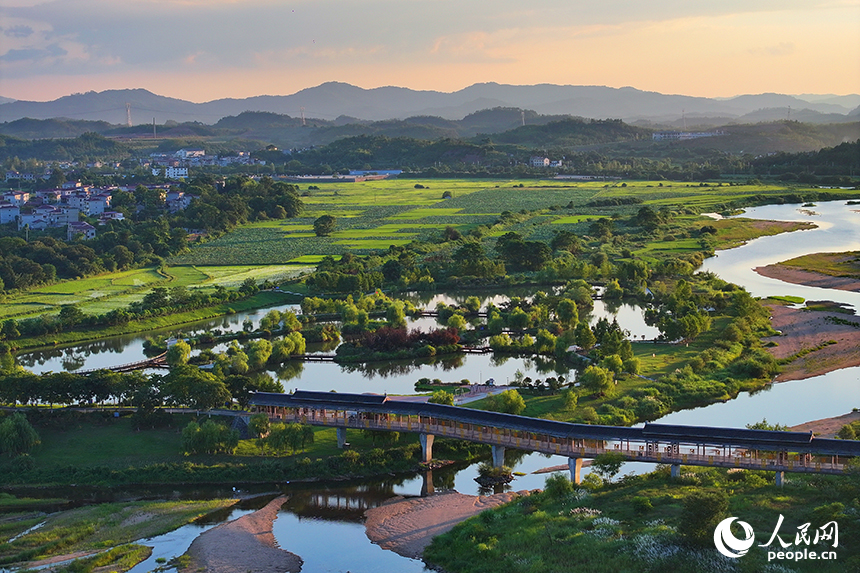 撫州市廣昌縣旴江鎮小港村，旴江河與田園、村莊、橋梁相映成景，宛如一幅秋日山水畫卷。人民網 朱海鵬攝
