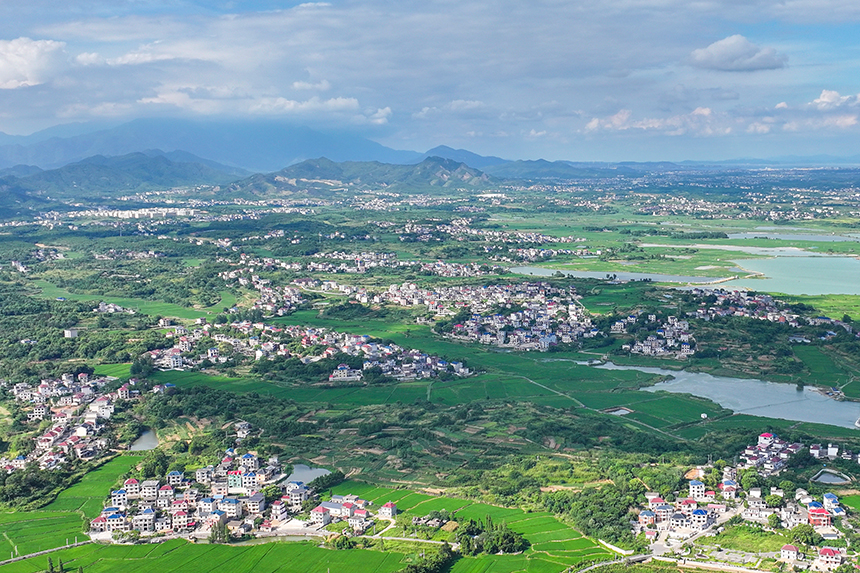 江西共青城市，廣袤的農村大地上一片綠意盎然，山清水秀，呈現出一派生機勃勃的景象。潘成攝