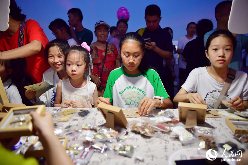 “中醫夜市”上，小朋友們用中草藥作畫，以此了解各類中草藥的用途。人民網記者 時雨攝