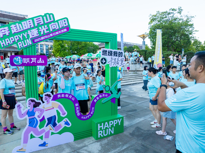 游客們在賽道打卡點拍照留念。 陳旅攝