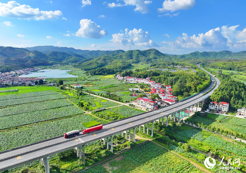 江西石城：公路蜿蜒 秋景怡人