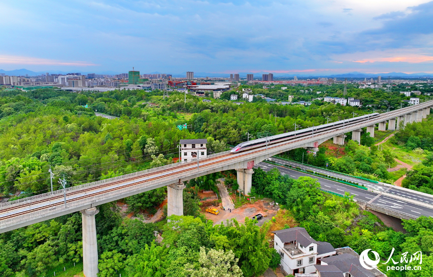 贛州市南康區龍嶺鎮，途經贛州西站的贛深高鐵列車往來疾馳。人民網 朱海鵬攝