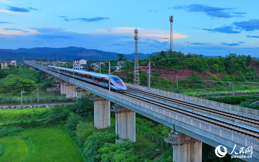 贛州市南康區龍嶺鎮，途經贛州西站的贛深高鐵列車往來疾馳。人民網 朱海鵬攝