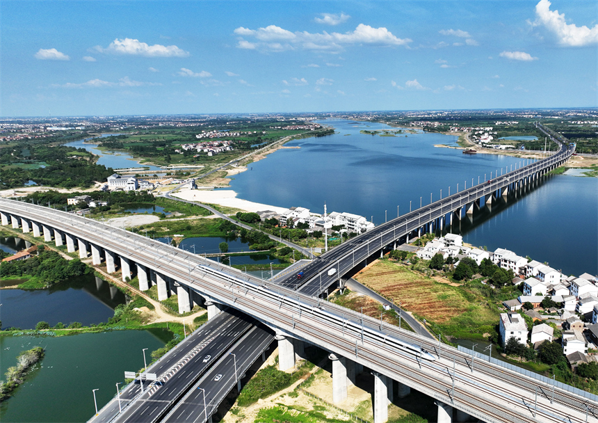 一列試運行動車組行駛在昌九高鐵南昌東區段。胡國林攝
