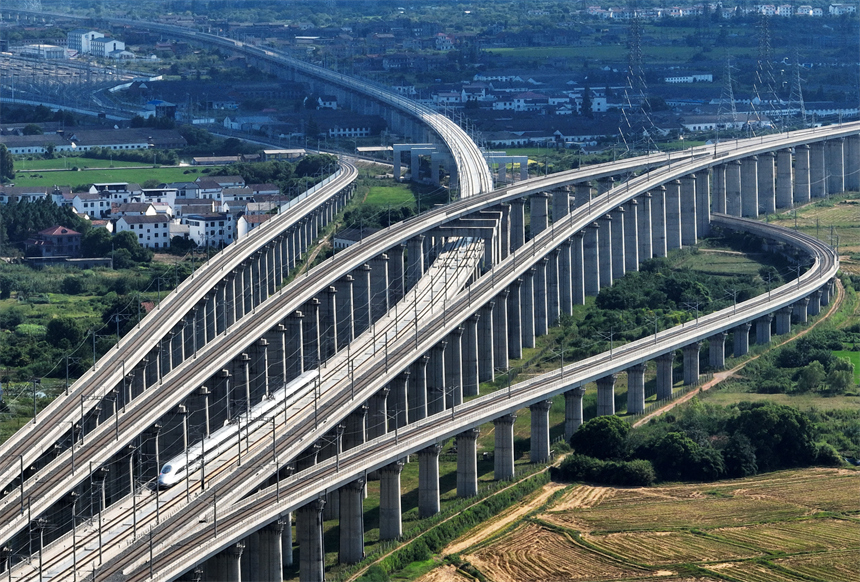 一列試運行動車組行駛在昌九高鐵南昌東區段。胡國林攝