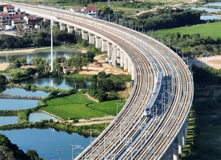 一列試運行動車組行駛在昌九高鐵南昌東區段。胡國林攝