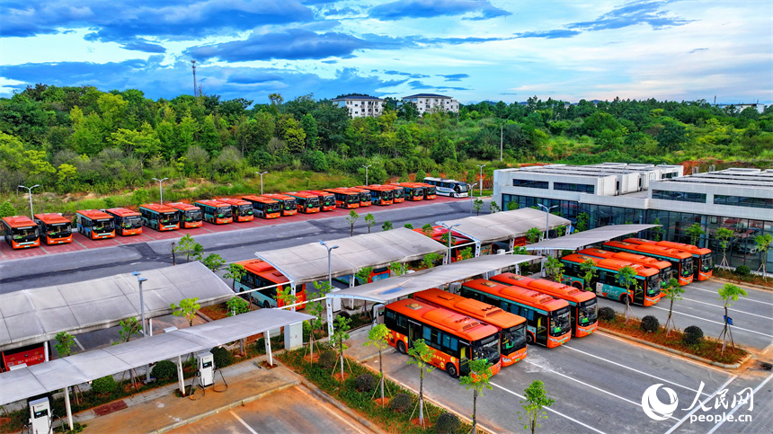 撫州市南豐縣琴城鎮一處停車場內，新能源公交車在充電。人民網 朱海鵬攝