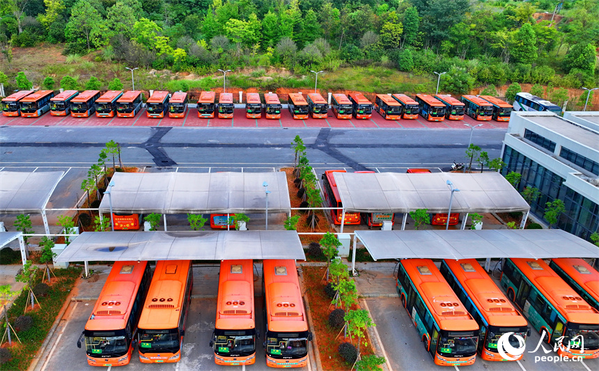 撫州市南豐縣琴城鎮一處停車場內，新能源公交車在充電。人民網 朱海鵬攝
