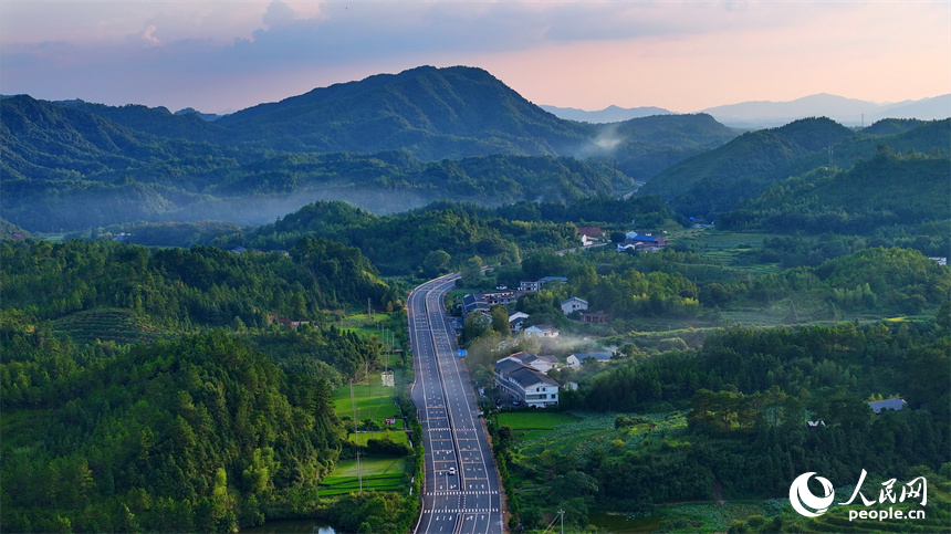 瑞金市日東鄉，蜿蜒向前的“四好農村路”與田野、山巒、碧水相映成景。人民網 朱海鵬攝