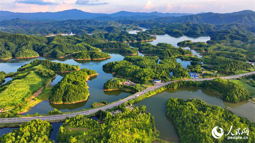 瑞金市日東鄉，蜿蜒向前的“四好農村路”與田野、山巒、碧水相映成景。人民網 朱海鵬攝