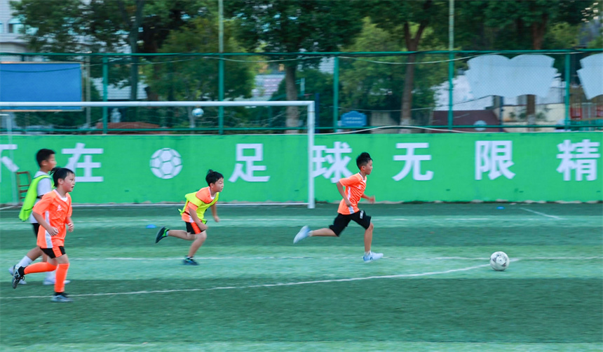 足球小將在進行訓練。