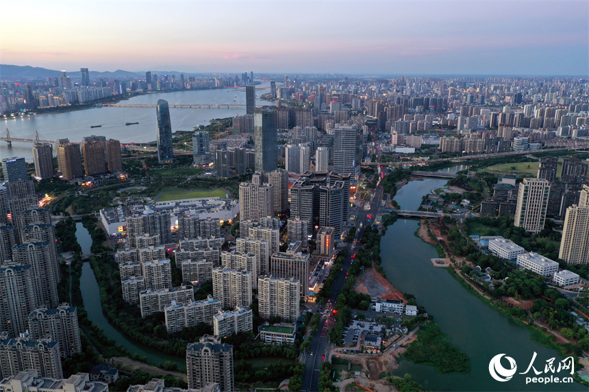 桃花河在南昌城區蜿蜒，滋養著兩岸人民。人民網記者 時雨攝