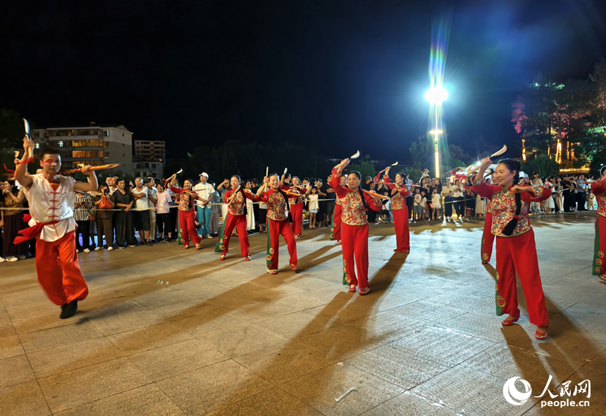 廣昌縣荷源公園的廣場上，市民正在跳舞。人民網記者 時雨攝