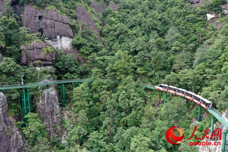 “動車”穿梭于資溪縣大覺山的懸崖峭壁間。人民網記者 時雨攝