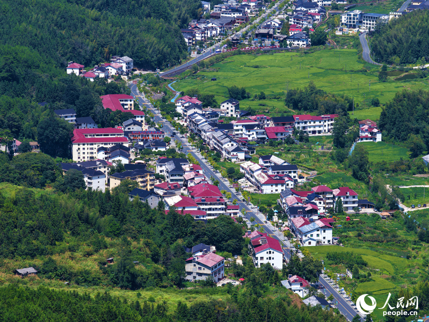 靖安縣三坪村、九仙村一帶，民居、公路、田園、溪流在群山的掩映下美如畫卷。人民網記者 毛思遠攝