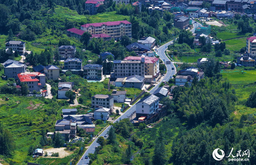 靖安縣三坪村、九仙村一帶，民居、公路、田園、溪流在群山的掩映下美如畫卷。人民網記者 毛思遠攝