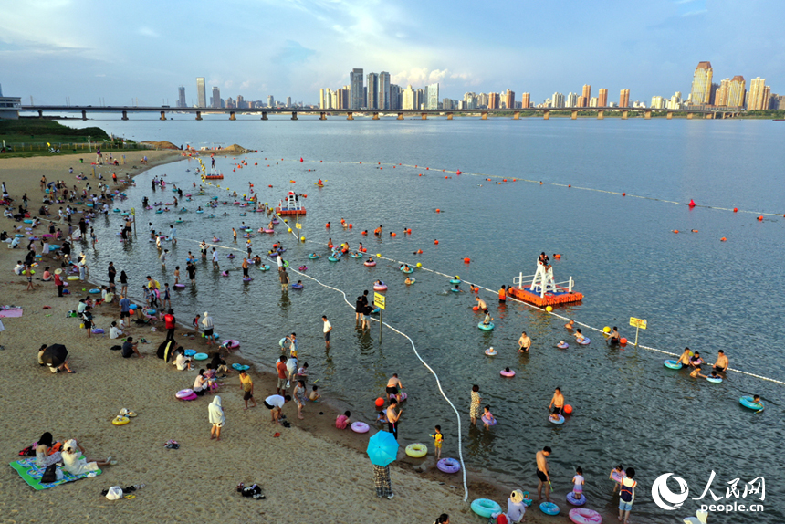 南昌市紅谷灘區的摩天灣泳場被分為3個層次11個救生網格。人民網記者 時雨攝