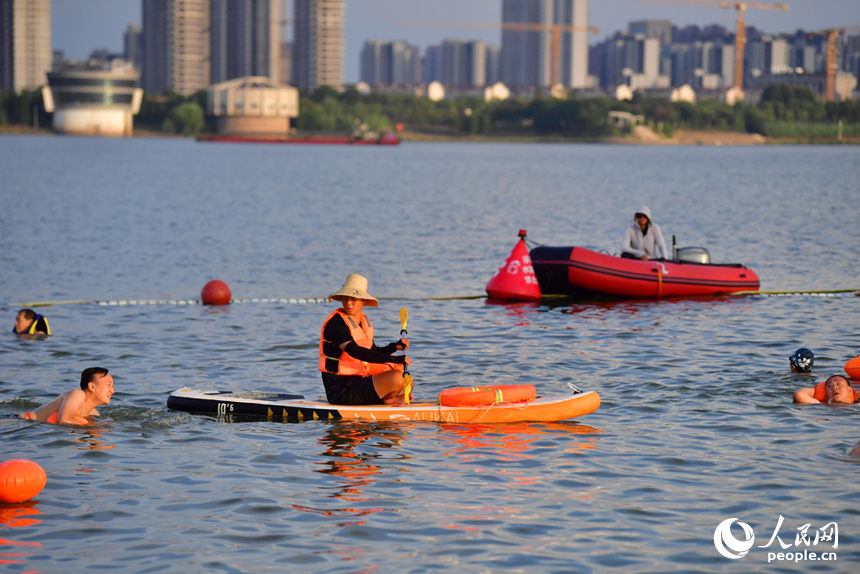 安全員在水中動態巡護。人民網記者 時雨攝
