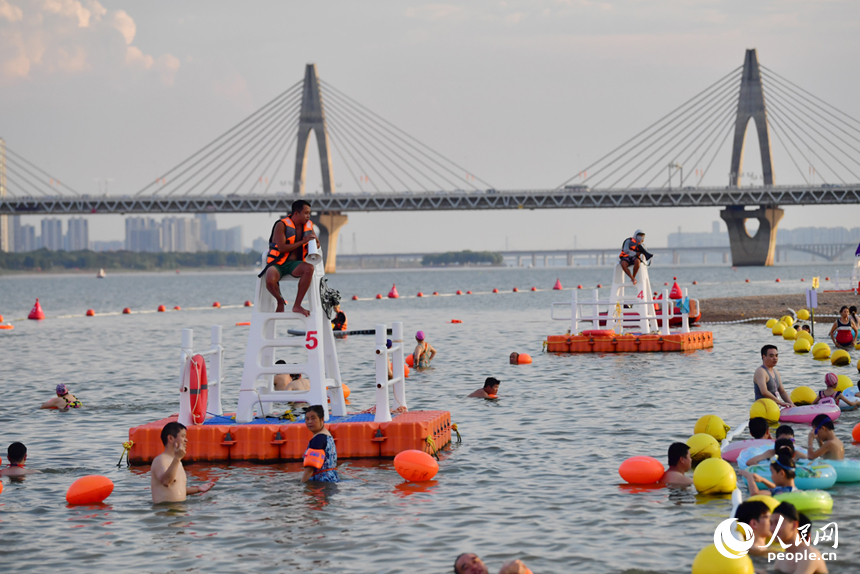 泳場水上浮臺的安全員密切關注水中情況。人民網記者 時雨攝