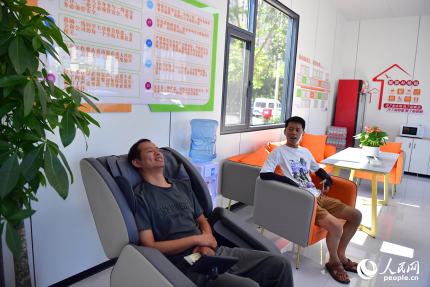 網約車司機躺在按摩椅上休息。人民網記者 時雨攝