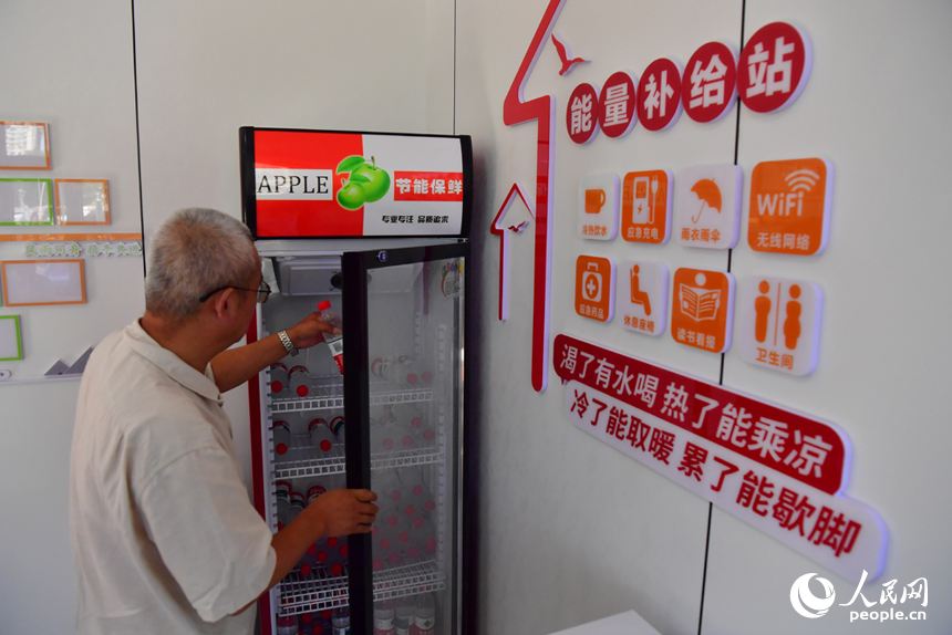 網約車司機自取免費的冰鎮礦泉水。人民網記者 時雨攝