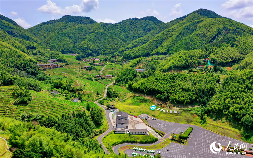 贛州市崇義縣上堡鄉，層層疊疊的梯田沿山勢綿亙蜿蜒，與錯落有致的農房、民宿相互映襯。人民網 朱海鵬攝