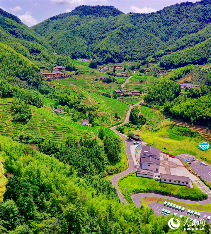 贛州市崇義縣上堡鄉，層層疊疊的梯田沿山勢綿亙蜿蜒，與錯落有致的農房、民宿相互映襯。人民網 朱海鵬攝