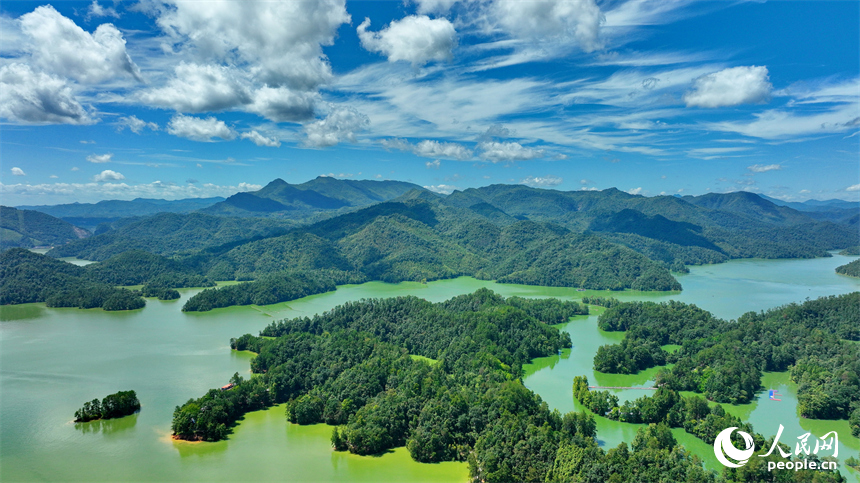 贛州市上猶縣陽明湖，山青水碧、樹木蔥蘢，與藍天白云相映成畫。人民網 朱海鵬攝