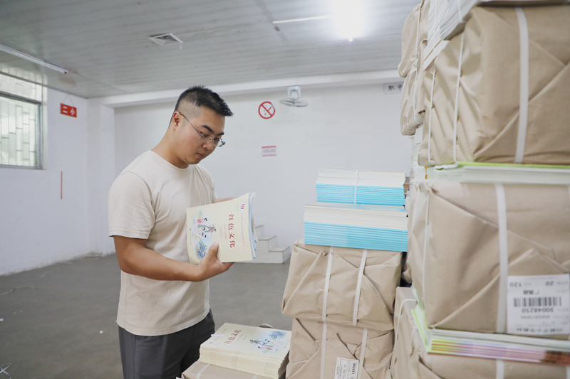 全力投入秋季教材保障工作。胡媛攝