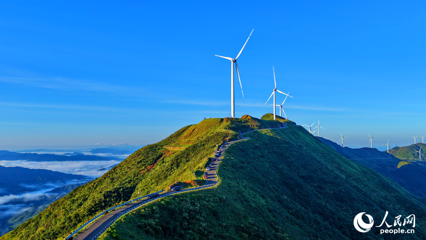 贛州市上猶縣的雙溪草山筑峰頂，新能源風力發電機組與連綿青山相映成景，吸引游客前來觀光打卡。人民網 朱海鵬攝