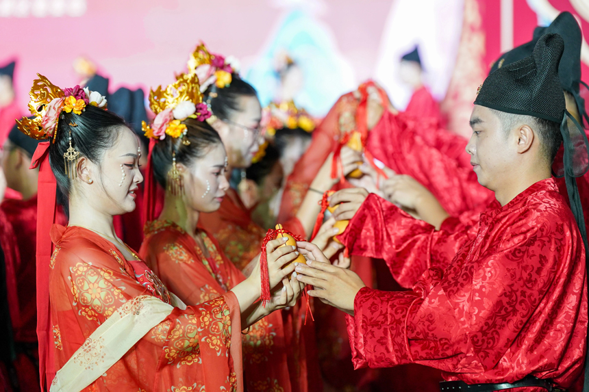 移風易俗集體婚禮現場。 譚建榮攝