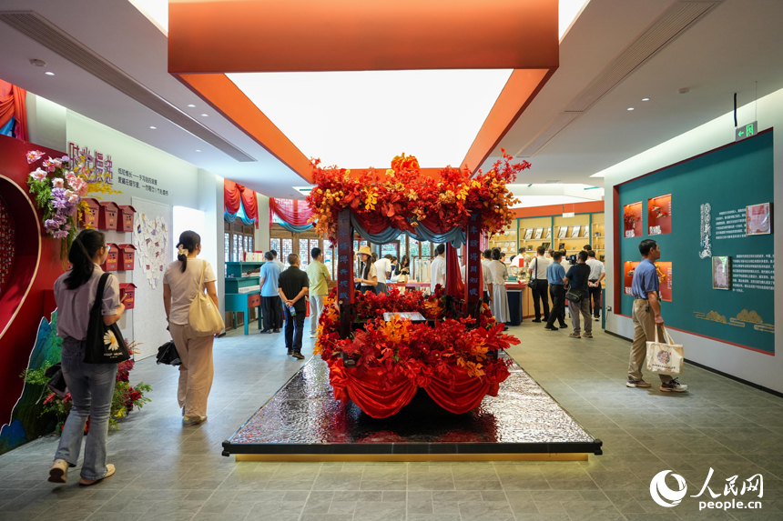 仙女湖婚姻登記處揭牌現場。人民網 涂詩軒攝