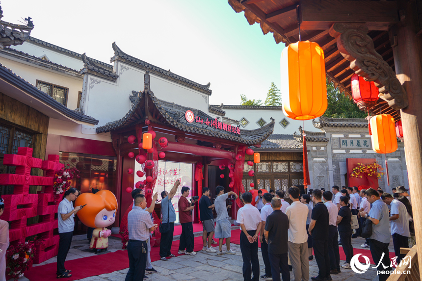 仙女湖婚姻登記處揭牌現場。人民網 涂詩軒攝