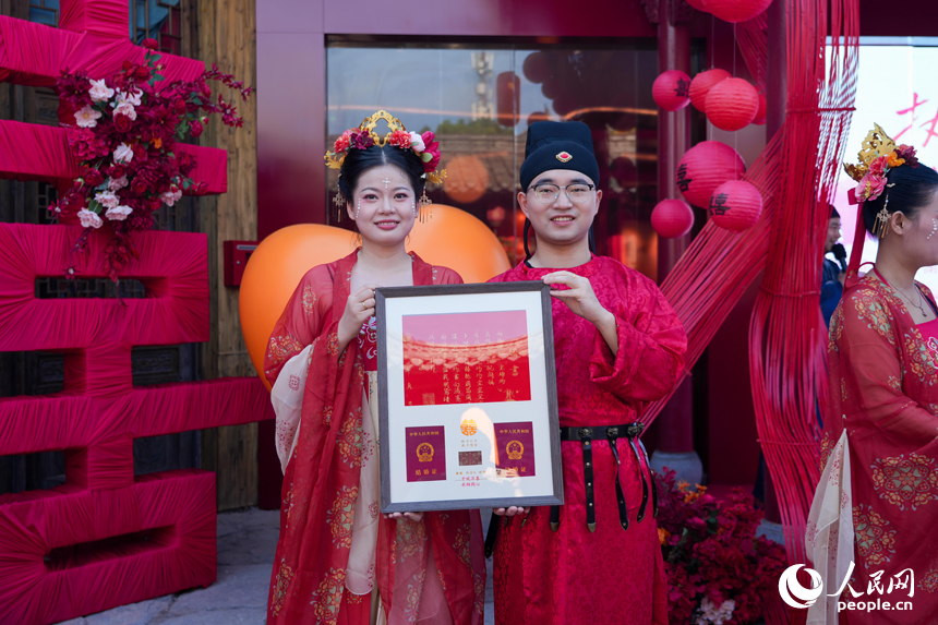 仙女湖婚姻登記處揭牌現場。人民網 涂詩軒攝