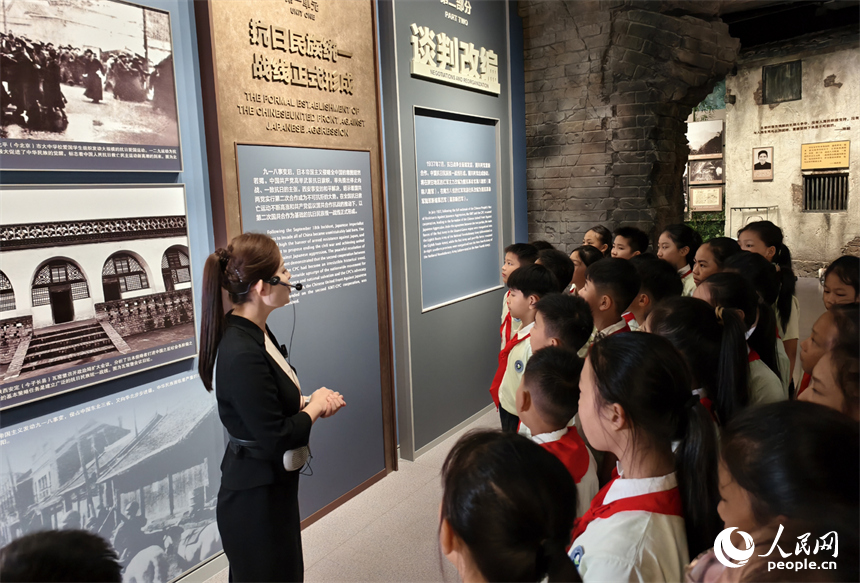 學生們參觀《鐵軍出征——新四軍從這里走來》基本陳列。人民網記者 時雨攝