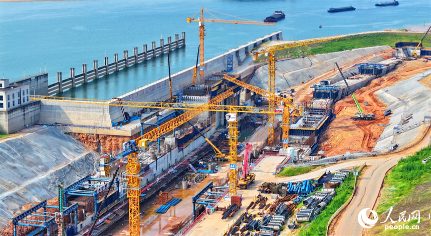 贛江龍頭山樞紐二線船閘項目工地塔吊林立，作業繁忙，工人在澆筑船閘主體。人民網 朱海鵬攝