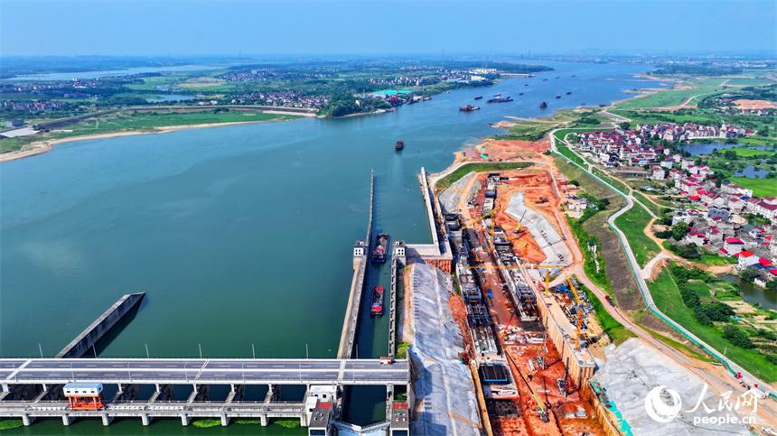 贛江龍頭山樞紐二線船閘項目工地塔吊林立，作業繁忙，工人在澆筑船閘主體。人民網 朱海鵬攝