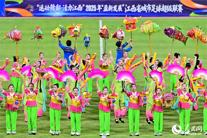 中場休息時精彩的民俗節目展演。人民網 朱海鵬攝