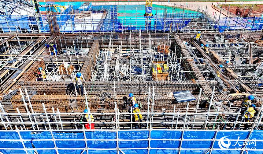 信豐電廠二期項目建設現場塔吊林立，施工作業有序，工人在吊裝鍋爐鋼結構設備。人民網 朱海鵬攝