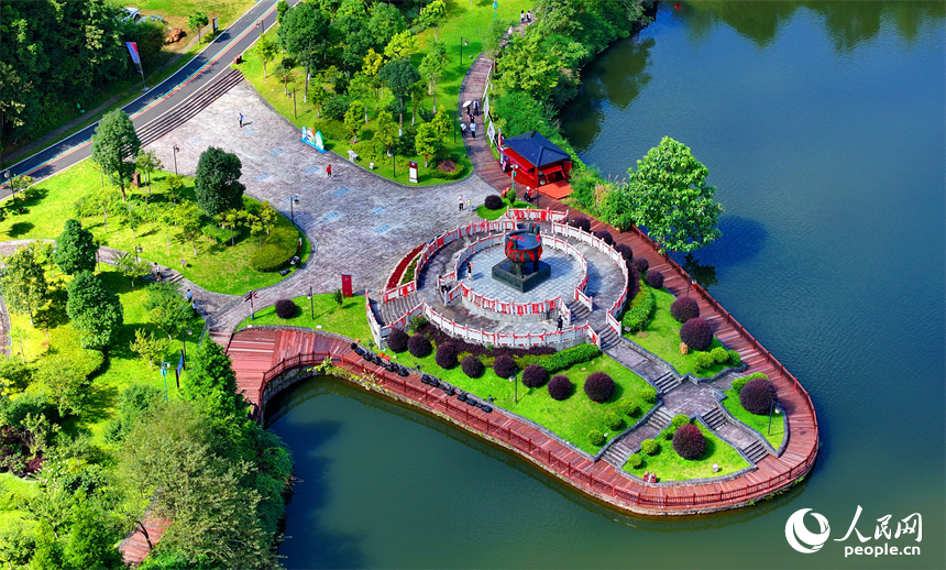 許多游客在安遠縣三百山景區玻璃棧道游玩。人民網 朱海鵬攝