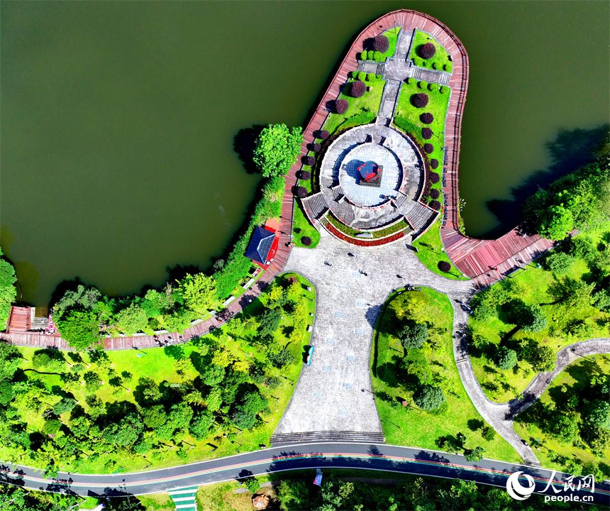 許多游客在安遠縣三百山景區玻璃棧道游玩。人民網 朱海鵬攝