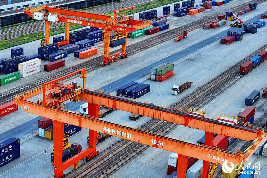 位于贛州市南康區龍嶺鎮的贛州國際陸港運輸作業繁忙，各類班列集裝箱裝卸有序進行。人民網 朱海鵬攝