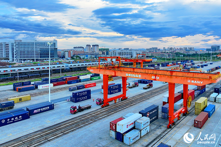 位于贛州市南康區龍嶺鎮的贛州國際陸港運輸作業繁忙，各類班列集裝箱裝卸有序進行。人民網 朱海鵬攝